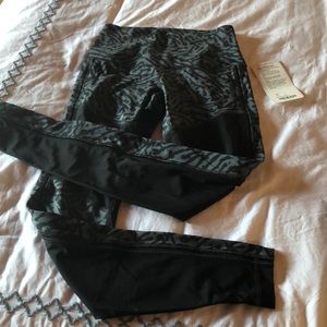 HOT TO STREET PANT Sz 6 LULULEMON